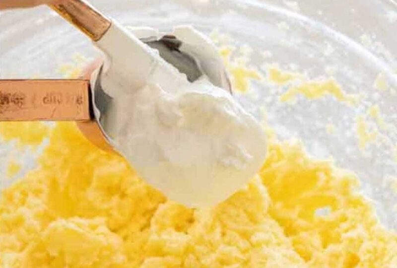 Bơ mềm được đánh tơi để tạo độ bông cho bánh đào nướng.