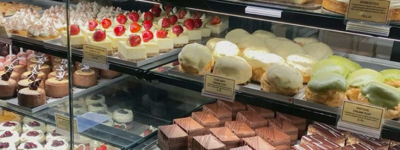 Tủ bánh ngọt tại tiệm Honey Bakery
